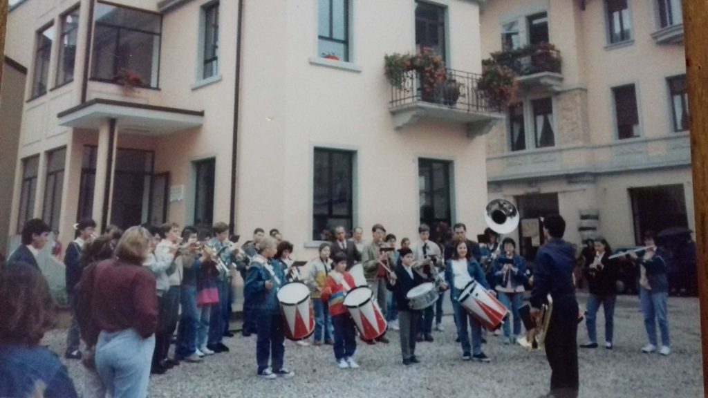 Questa è la festa di fine anno, il 10 giugno del 90Siamo già nella Scuola nuova e questa è la banda di Enzo, allora prof di Musica